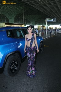 actress urji javed hot looks in a revealing saree at airport