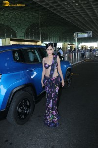 actress urji javed hot looks in a revealing saree at airport