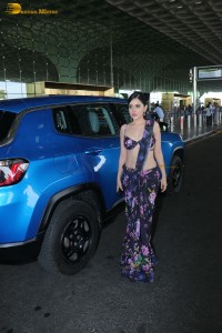 actress urji javed hot looks in a revealing saree at airport