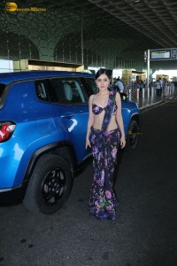 actress urji javed hot looks in a revealing saree at airport