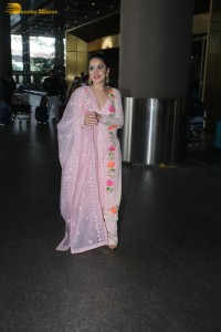 actress urfi javed in a pink salwar kameez at mumbai airport