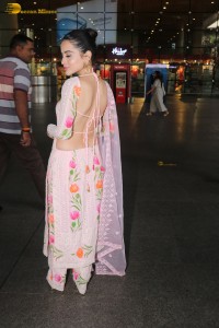 actress urfi javed in a pink salwar kameez at mumbai airport