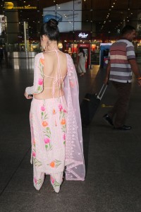 actress urfi javed in a pink salwar kameez at mumbai airport