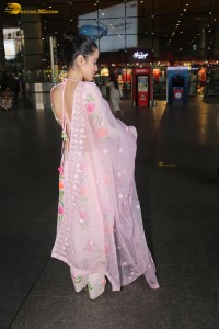 actress urfi javed in a pink salwar kameez at mumbai airport
