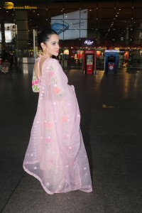 actress urfi javed in a pink salwar kameez at mumbai airport