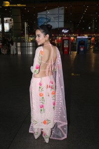 actress urfi javed in a pink salwar kameez at mumbai airport