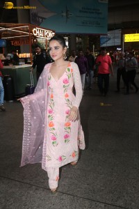actress urfi javed in a pink salwar kameez at mumbai airport