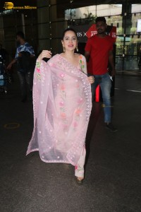 actress urfi javed in a pink salwar kameez at mumbai airport
