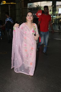 actress urfi javed in a pink salwar kameez at mumbai airport