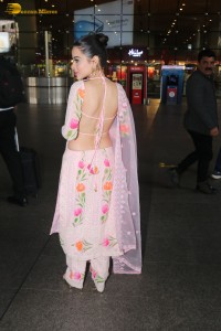 actress urfi javed in a pink salwar kameez at mumbai airport