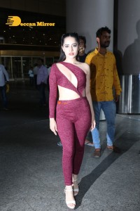 Urfi Javed in a crimson color dress shows off glamour at Airport