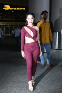 Urfi Javed in a crimson color dress shows off glamour at Airport