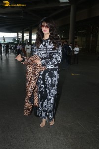actress urvashi rautela spotted at mumbai airport
