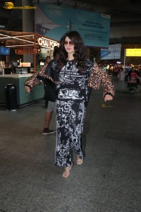 actress urvashi rautela spotted at mumbai airport
