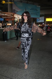 actress urvashi rautela spotted at mumbai airport