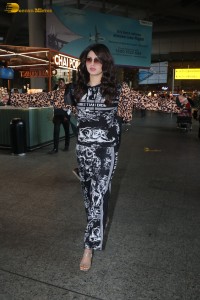 actress urvashi rautela spotted at mumbai airport