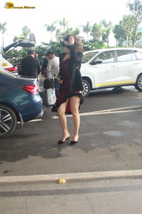 actress Urvashi Rautela red hot looks at mumbai airport
