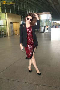 actress Urvashi Rautela red hot looks at mumbai airport