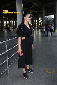 Urvashi Rautela celebrates her Birthday at Airport with Photographers