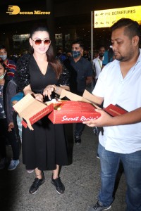 Urvashi Rautela celebrates her Birthday at Airport with Photographers