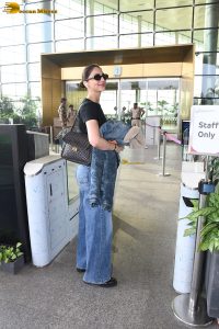 actress vaani kapoor sexy in black top and blue jeans