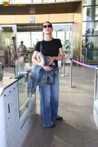 actress vaani kapoor sexy in black top and blue jeans
