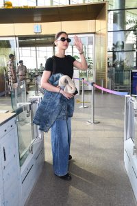 actress vaani kapoor sexy in black top and blue jeans