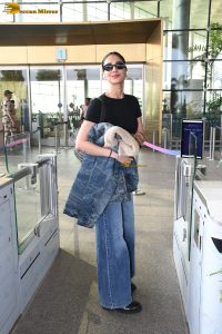 actress vaani kapoor sexy in black top and blue jeans