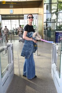 actress vaani kapoor sexy in black top and blue jeans