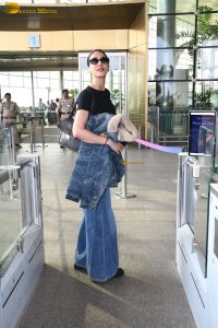 actress vaani kapoor sexy in black top and blue jeans