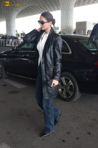 actress Vaani Kapoor spotted at mumbai airport