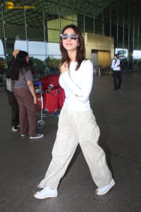 actress Vaani Kapoor dressed in all white at the airport