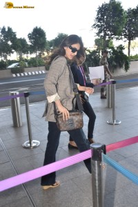 actress Vaani Kapoor chic look at mumbai airport