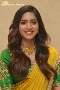 Telugu Actress Vaishali Raj dressed in Half Saree at her new movie Kanabadutaledu event