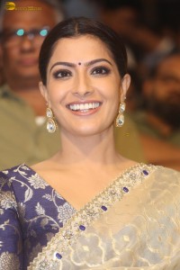 actress Varalaxmi Sarathkumar beautiful in a light yellow saree