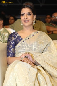 actress Varalaxmi Sarathkumar beautiful in a light yellow saree