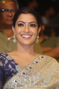 actress Varalaxmi Sarathkumar beautiful in a light yellow saree