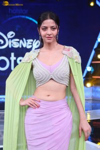 actress Vedhika gorgeous in a pink dress