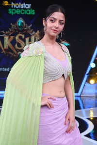 actress Vedhika gorgeous in a pink dress