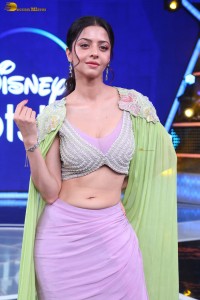 actress Vedhika gorgeous in a pink dress