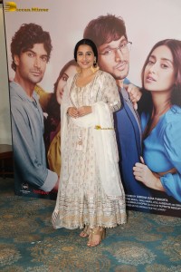 bollywood actress Vidya Balan pretty in white salwar dress