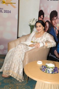 bollywood actress Vidya Balan pretty in white salwar dress