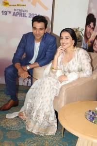 bollywood actress Vidya Balan pretty in white salwar dress