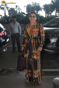 actress vidya balan spotted at mumbai airport