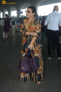 actress vidya balan spotted at mumbai airport