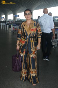 actress vidya balan spotted at mumbai airport