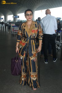 actress vidya balan spotted at mumbai airport