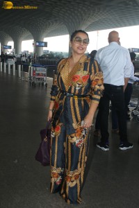actress vidya balan spotted at mumbai airport