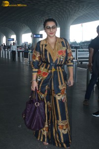 actress vidya balan spotted at mumbai airport