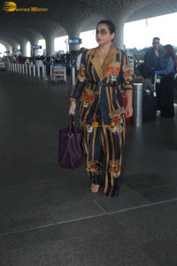 actress vidya balan spotted at mumbai airport